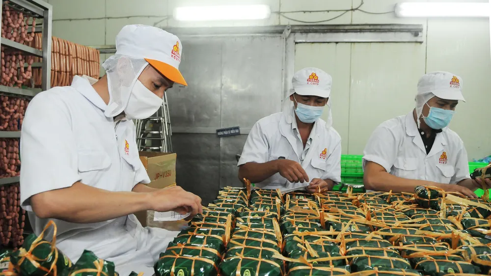 Sản xuất giò chả (tại Vissan) - mặt hàng thiết yếu tham gia bình ổn thị trường. Ảnh: CAO THĂNG