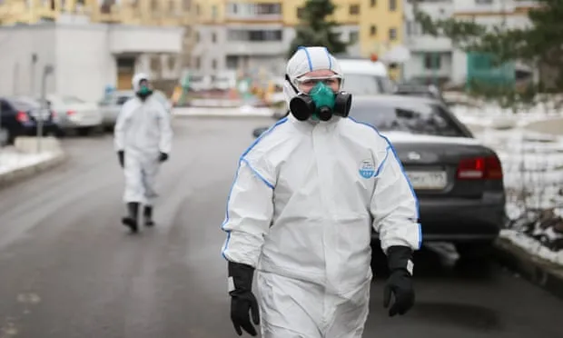 Nhân viên y tế làm nhiệm vụ khử trùng tại Moscow , Nga khi tổng số người tử vong do Covid-19 trên toàn cầu đã gần 53.000 ca. Ảnh: TASS