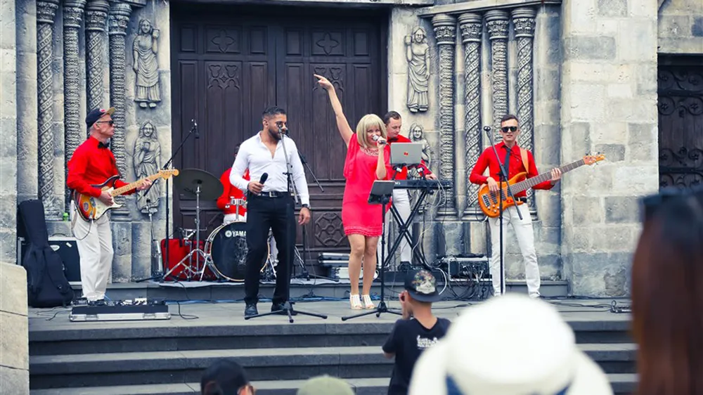 Du khách hào hứng trong ngày đầu Bà Nà Hills đón khách trở lại ảnh 4