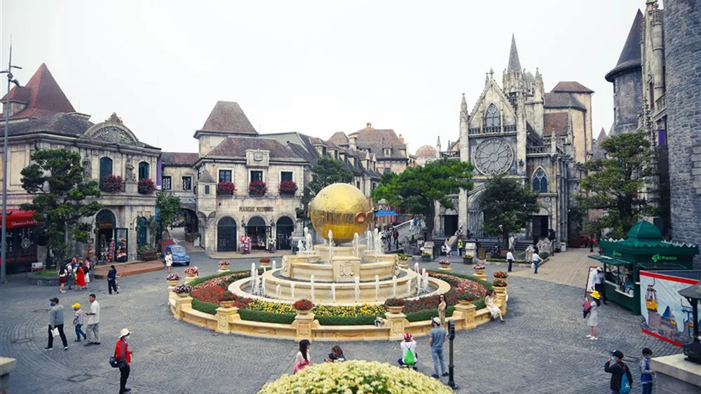 Du khách hào hứng trong ngày đầu Bà Nà Hills đón khách trở lại ảnh 2