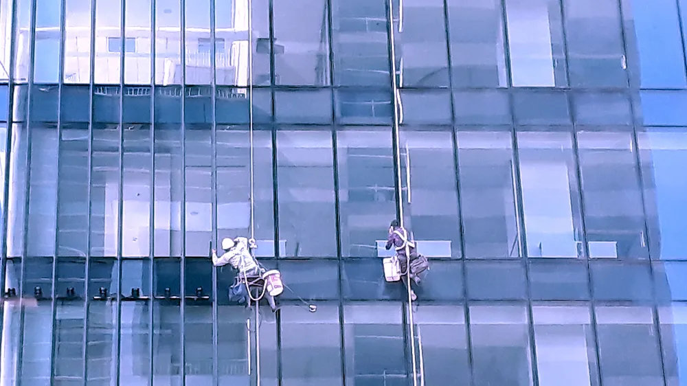 Trong việc thi công các công trình cao ốc cần thực hiện đầy đủ  quy định pháp luật về biện pháp an toàn lao động. Ảnh: MINH THẢO