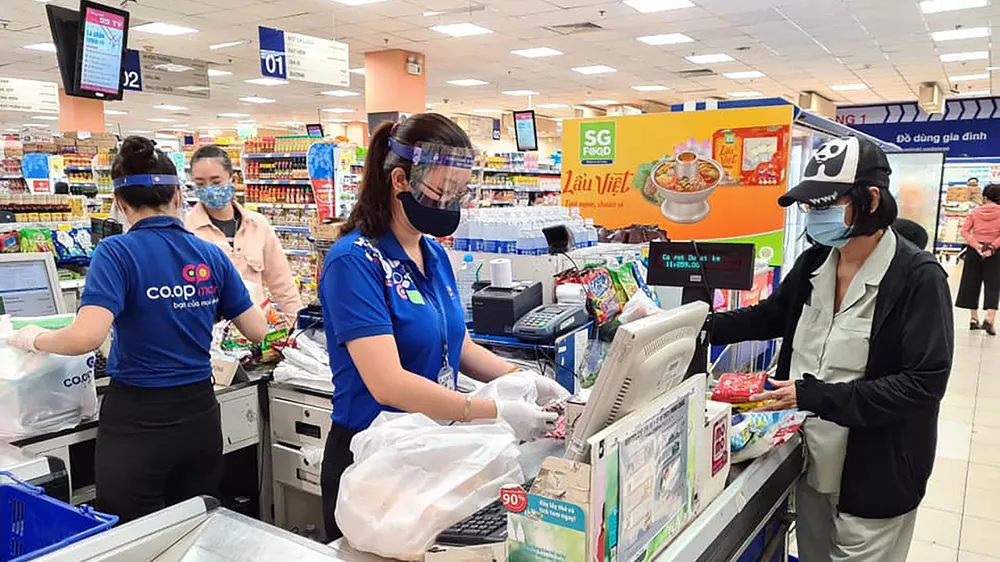 Ngành bán lẻ, dịch vụ cần gỡ khó ảnh 1