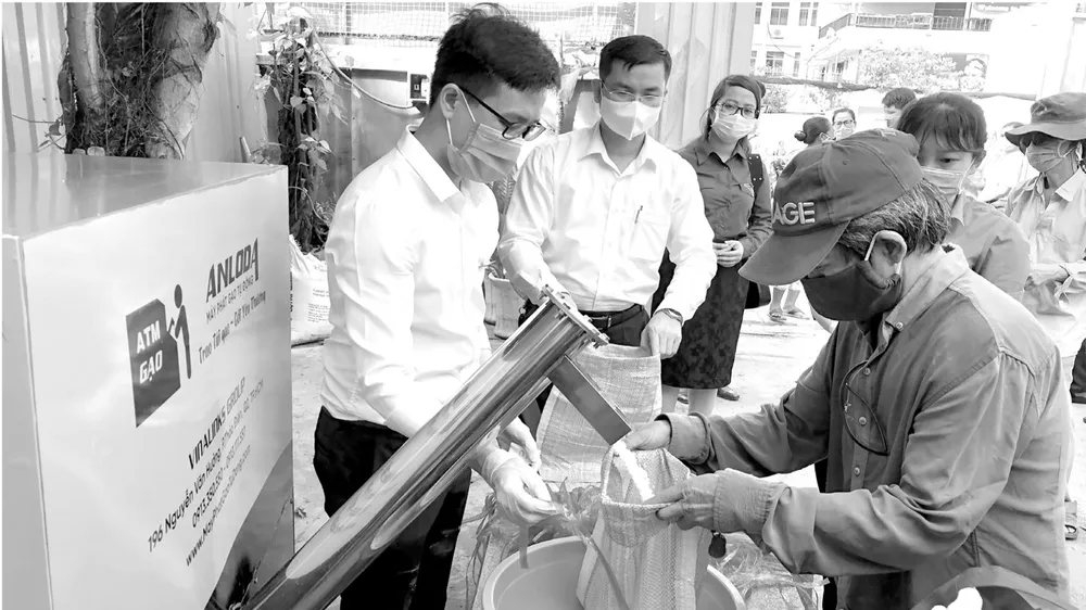 Người nghèo nhận gạo tại điểm phát gạo nghĩa tình  do Trung tâm Công tác xã hội Công đoàn TPHCM tổ chức