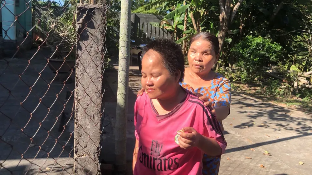 Mẹ mù nuôi con bại não ảnh 1