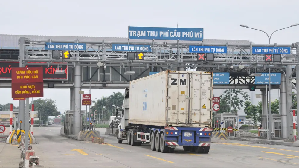 Xe qua làn thu phí tự động tại trạm thu phí ở quận 2 (TPHCM). Ảnh: CAO THĂNG