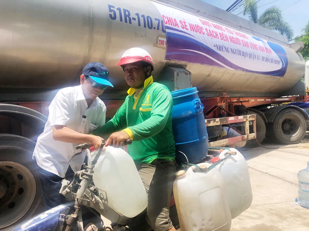 Tặng nước ngọt cho người dân Bến Tre ảnh 5