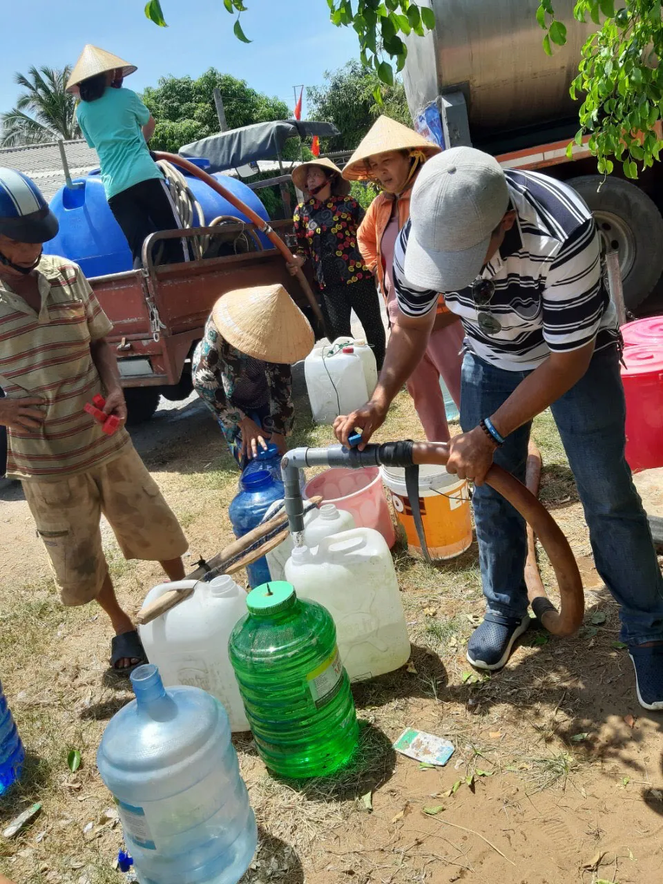 Tặng nước ngọt cho người dân Bến Tre ảnh 3