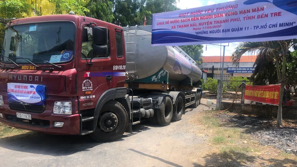 Tặng nước ngọt cho người dân Bến Tre ảnh 2