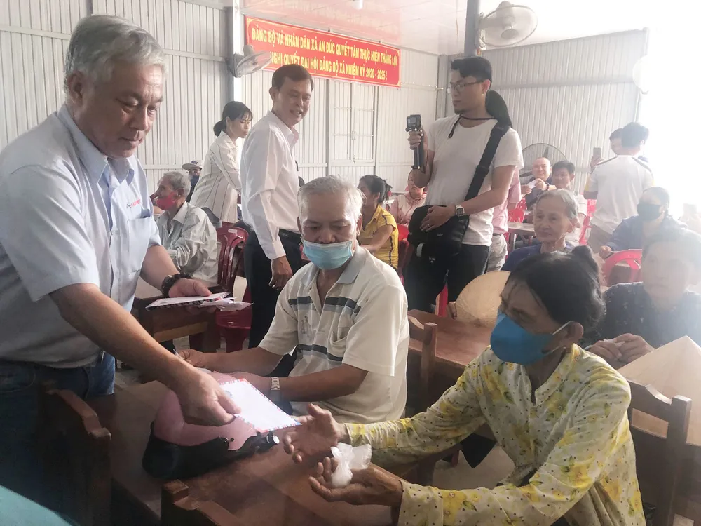 Tặng nước ngọt cho người dân Bến Tre ảnh 1