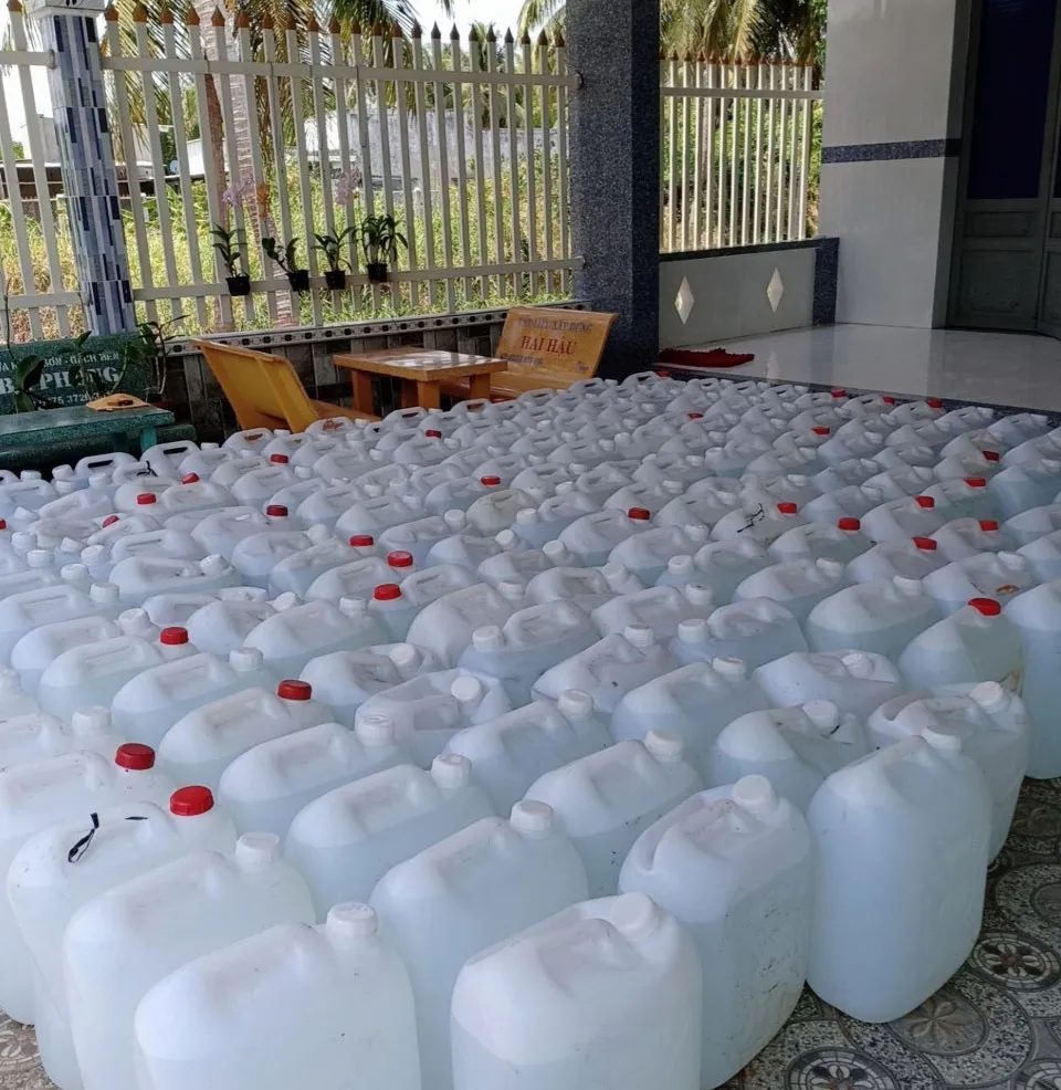 Tặng nước ngọt cho người dân Bến Tre ảnh 6