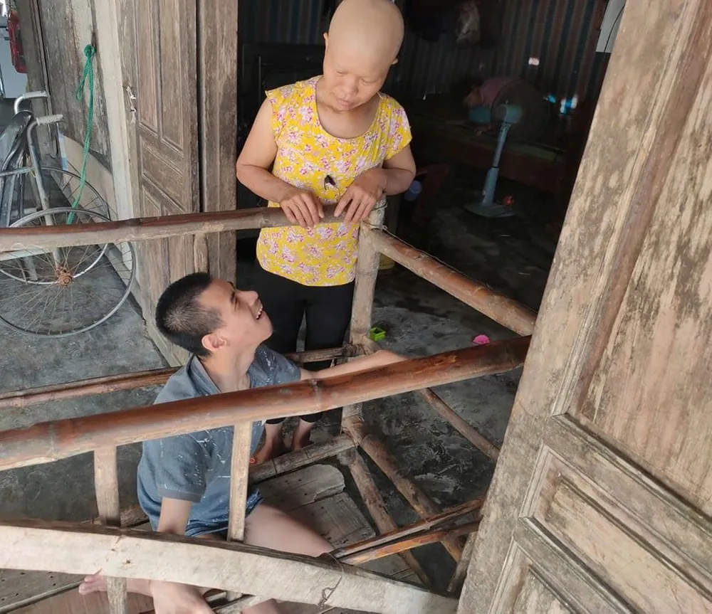 Bị ung thư còn phải gắng chăm 2 người bệnh ảnh 1