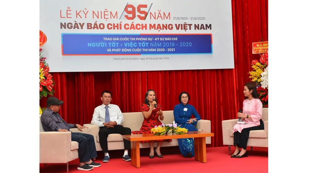 Giao lưu cùng các tác giả đoạt giải. Ảnh: VIỆT DŨNG