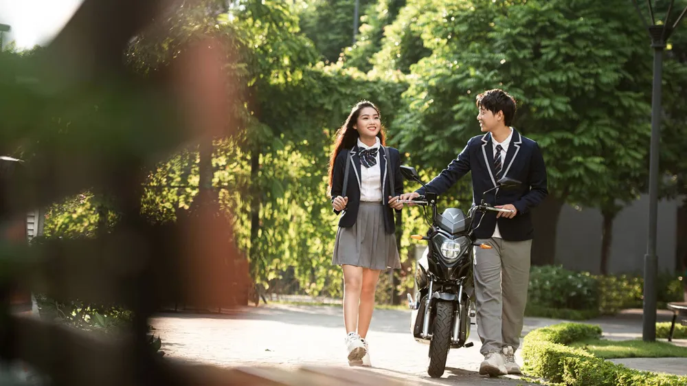 Vinfast tặng 50.000 pin xe máy điện cho học sinh – chung tay “Kiến tạo tương lai xanh” ảnh 1