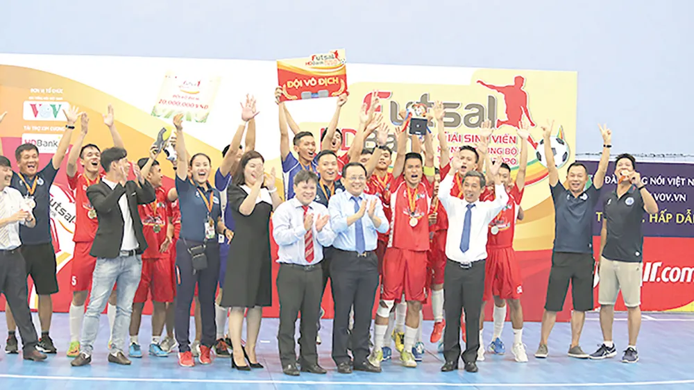 Ông Lê Hữu Hoàng, Phó Chủ tịch UBND tỉnh Khánh Hòa trao huy chương vàng cho các cầu thủ đội vô địch
