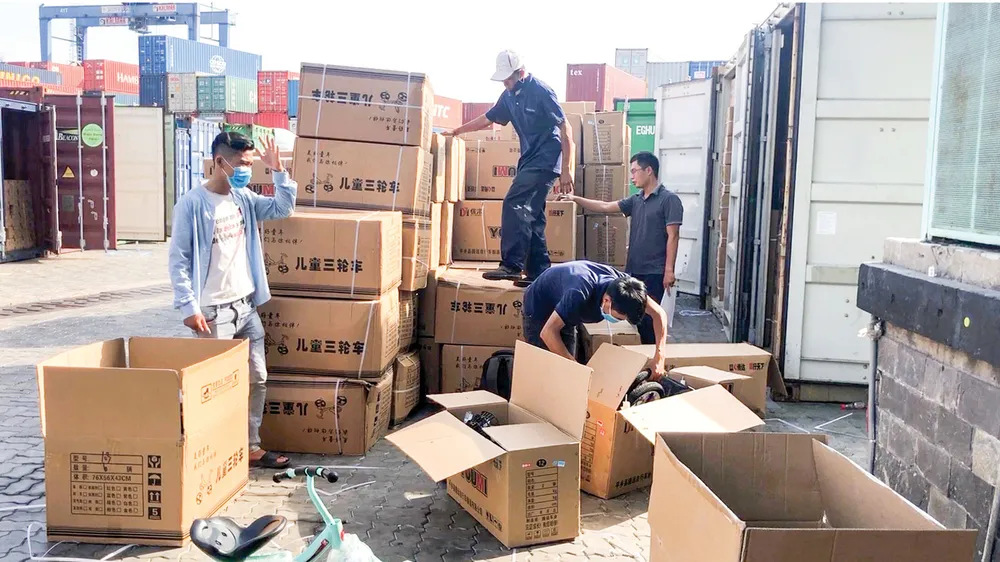Cơ quan chuyên trách kiểm tra container hàng hóa  vi phạm trên địa bàn TPHCM. Ảnh: THI HỒNG