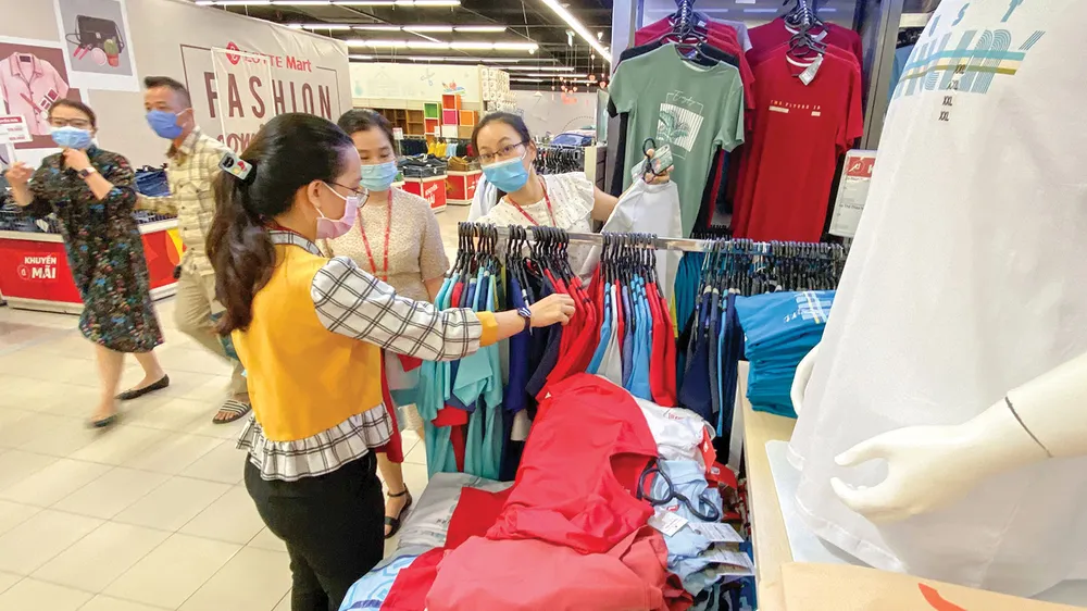 Mua áo quần sản xuất trong nước tại siêu thị. Ảnh: CAO THĂNG