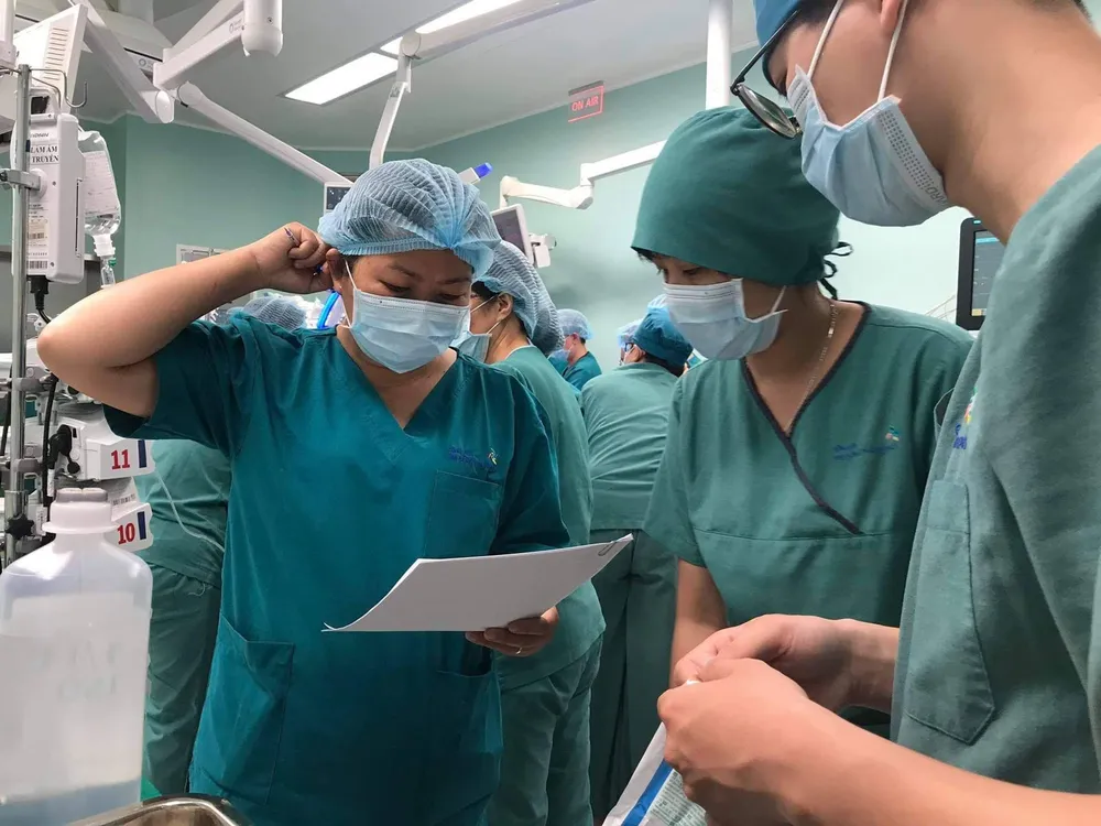 Trúc Nhi - Diệu Nhi được đưa ra khỏi phòng mổ ảnh 28