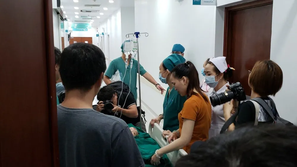 Trúc Nhi - Diệu Nhi được đưa ra khỏi phòng mổ ảnh 24