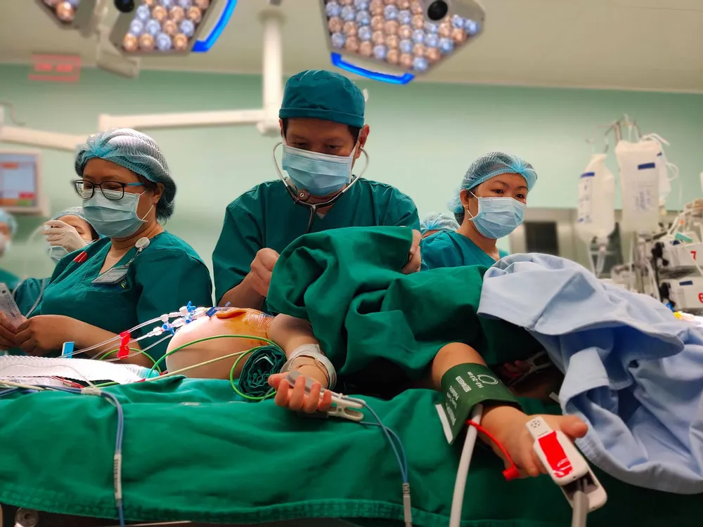 Trúc Nhi - Diệu Nhi được đưa ra khỏi phòng mổ ảnh 9