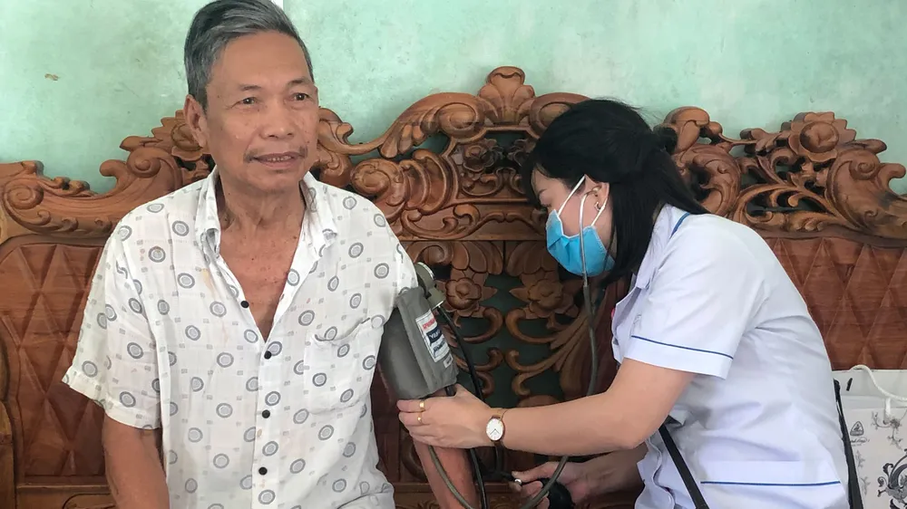 Khám chữa bệnh, tặng quà cho gia đình chính sách tại Lâm Đồng ảnh 1