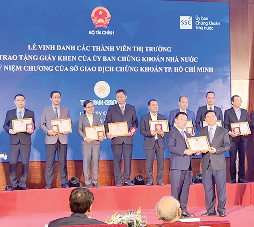 Tập đoàn Xây dựng Hòa Bình được vinh danh trong Lễ kỷ niệm 20 năm thành lập HOSE ảnh 1