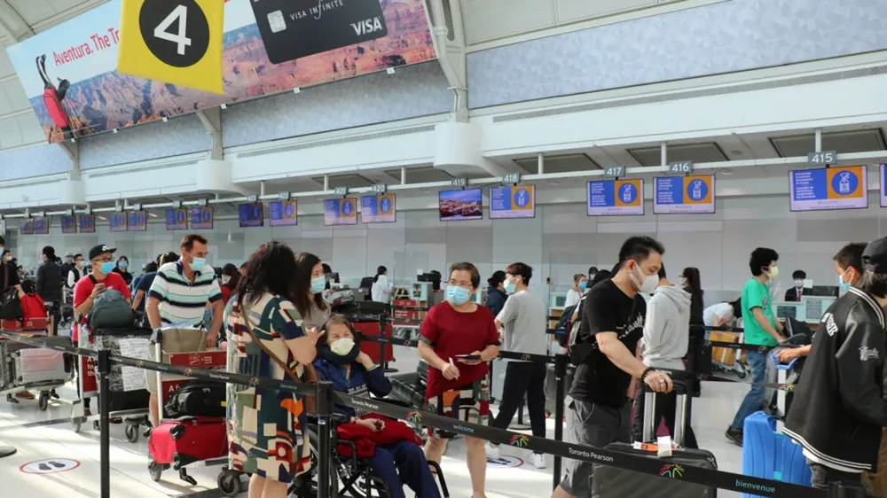 Công dân Việt Nam làm thủ tục lên máy bay về nước tại sân bay thành phố Toronto