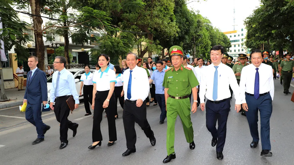 Phó Thủ tướng Thường trực Trương Hòa Bình cùng lãnh đạo các ban ngành đi bộ hưởng ứng “Ngày toàn dân phòng, chống mua bán người”