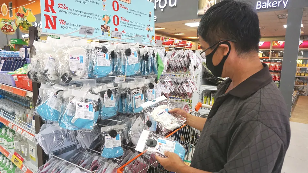 Nhân viên Co.opmart Đà Nẵng chuẩn bị hàng hóa tiếp tế  cho các khu cách ly