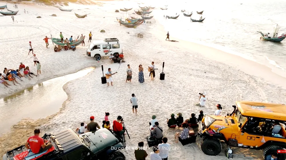  Ca sĩ Thái Thùy Linh hát tặng người dân Ngư Thủy (Quảng Bình)