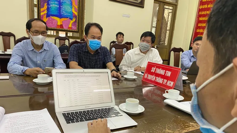 Hội đồng giám khảo nhóm 1 của Hội thi báo cáo tình hình các đội thi với Ban tổ chức