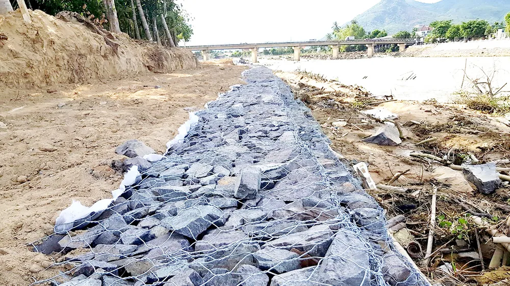 Kè chống sạt lở qua xã Vĩnh Thạnh, TP Nha Trang  thi công dở dang