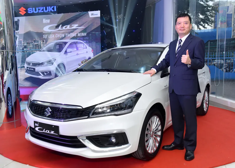 Ông Takahasa - Tổng Giám đốc Việt nam Suzuki đứng cạnh xe Ciaz mới