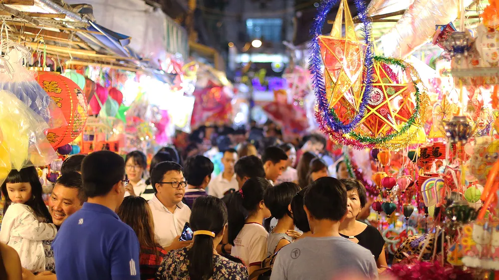 Nhiều người trẻ đến phố lồng đèn Lương Nhữ Học (quận 5)  chủ yếu chụp hình check-in để khoe trên mạng xã hội.  Ảnh: DŨNG PHƯƠNG