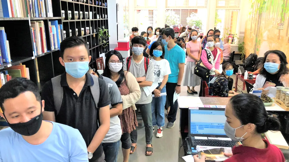 Nhóm bạn trẻ tham gia hiến máu nhân đạo tại quán trà và thiền trên đường Phạm Ngọc Thạch (quận 3, TPHCM)