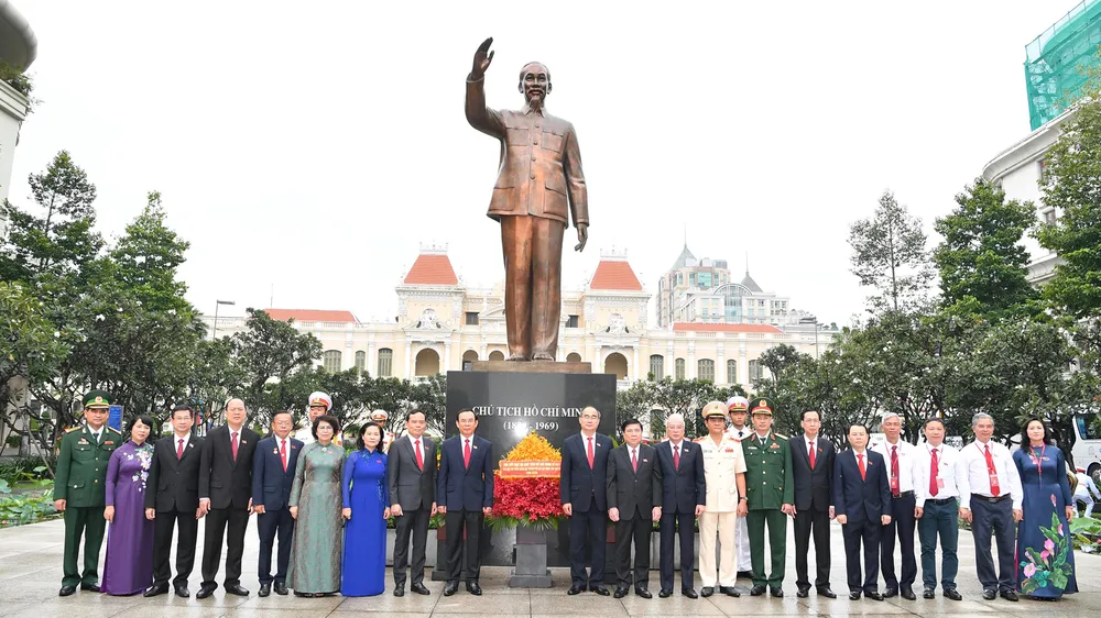 Đoàn đại biểu dự Đại hội đại biểu Đảng bộ TPHCM lần thứ XI dâng hương các Anh hùng Liệt sĩ, tưởng nhớ Chủ tịch Hồ Chí Minh  ảnh 7
