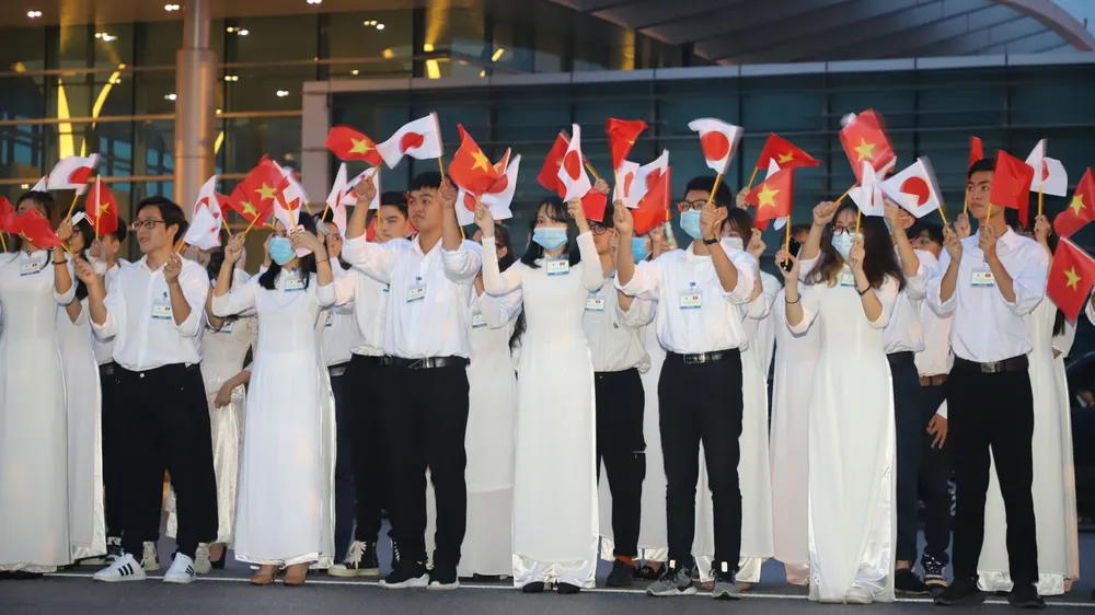 Thủ tướng Nhật Bản Suga Yoshihide đã tới Hà Nội, bắt đầu chuyến thăm chính thức Việt Nam ảnh 4