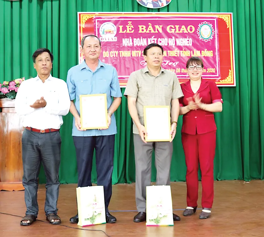 Công ty TNHH MTV Xổ số kiến thiết Đồng Tháp dự lễ bàn giao nhà đại đoàn kết do Công ty TNHH MTV Xổ số kiến thiết Lâm Đồng tài trợ ảnh 1
