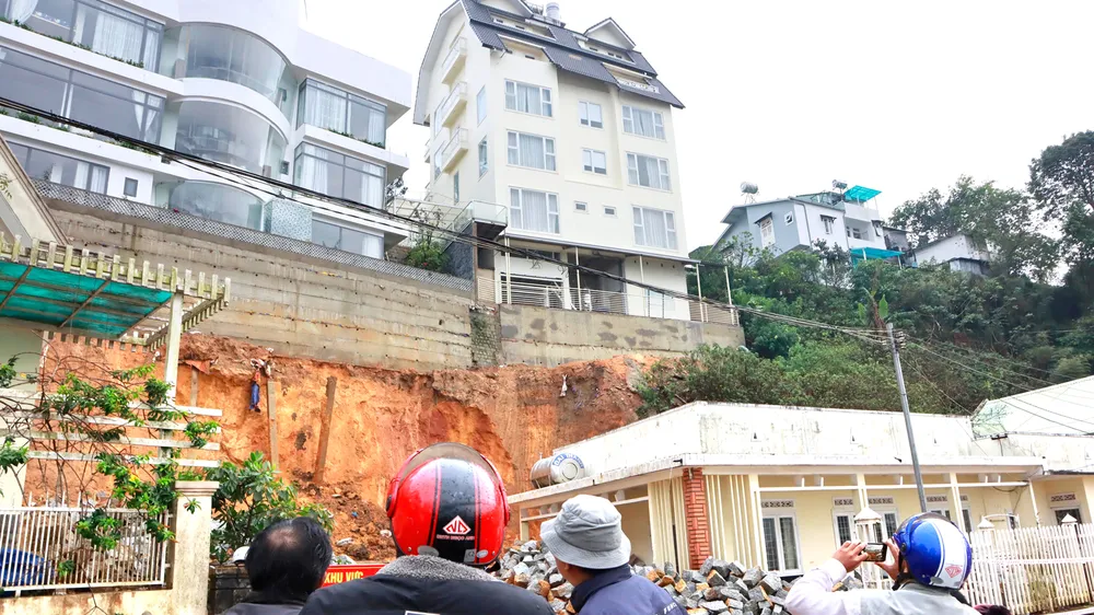 Các công trình xây dựng trên địa hình đồi dốc tại Đà Lạt tiềm ẩn nguy cơ sạt lở. Ảnh: ĐOÀN KIÊN