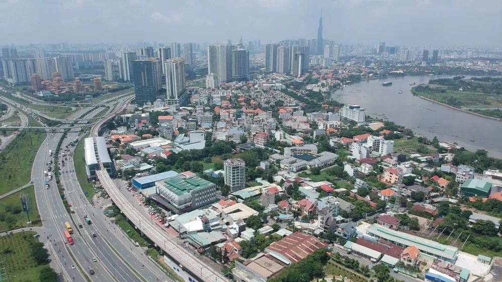 Tuyến metro số 1 chạy dọc xa lộ Hà Nội, quận 2. Ảnh: CAO THĂNG