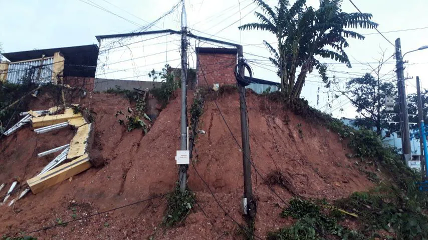 Bão số 9 càn quét các tỉnh miền Trung, hàng trăm nhà dân tốc mái ảnh 4