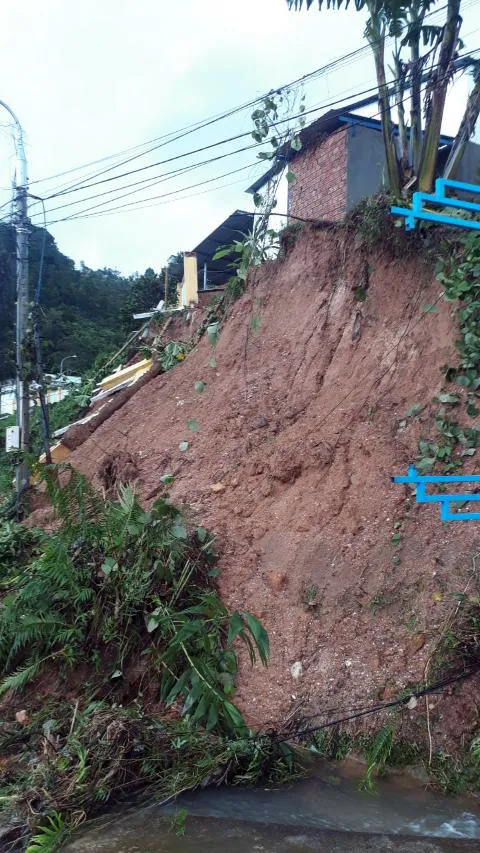 Bão số 9 càn quét các tỉnh miền Trung, hàng trăm nhà dân tốc mái ảnh 5