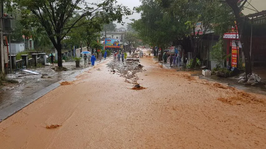 Bão số 9 càn quét các tỉnh miền Trung, hàng trăm nhà dân tốc mái ảnh 1