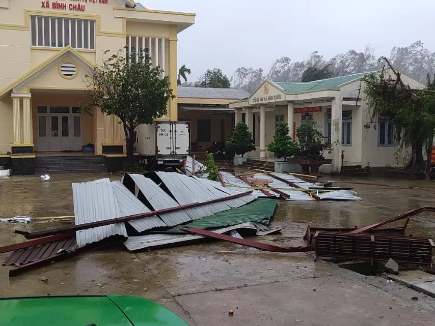 Bão số 9 càn quét các tỉnh miền Trung, hàng trăm nhà dân tốc mái ảnh 19