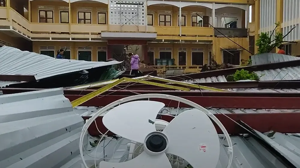 Bão số 9 càn quét các tỉnh miền Trung, hàng trăm nhà dân tốc mái ảnh 9