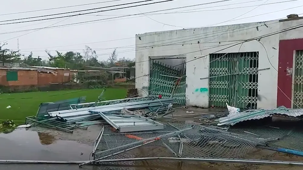 Bão số 9 càn quét các tỉnh miền Trung, hàng trăm nhà dân tốc mái ảnh 8