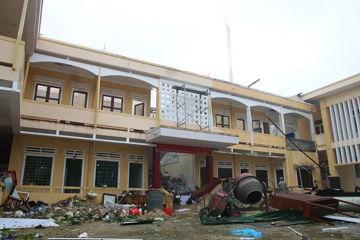 Bão số 9 càn quét các tỉnh miền Trung, hàng trăm nhà dân tốc mái ảnh 12