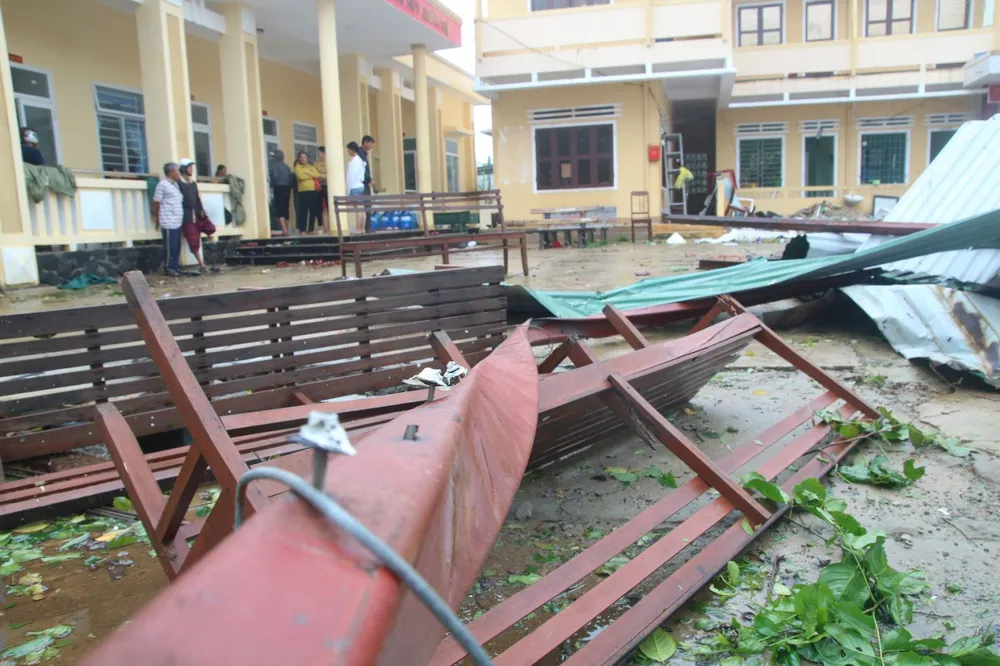 Bão số 9 càn quét các tỉnh miền Trung, hàng trăm nhà dân tốc mái ảnh 13