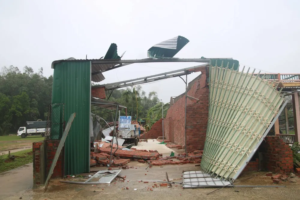 Bão số 9 càn quét các tỉnh miền Trung, hàng trăm nhà dân tốc mái ảnh 10