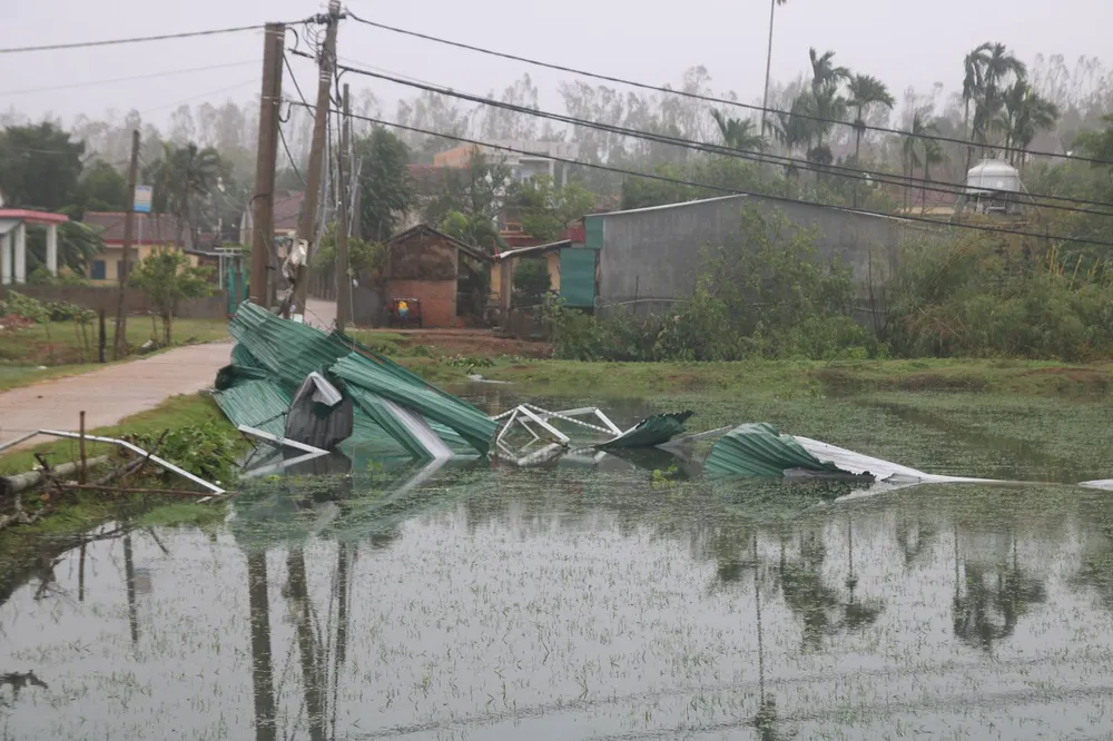 Bão số 9 càn quét các tỉnh miền Trung, hàng trăm nhà dân tốc mái ảnh 11