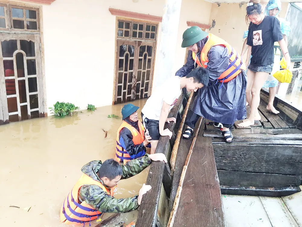 Dầm lũ giúp dân ảnh 1